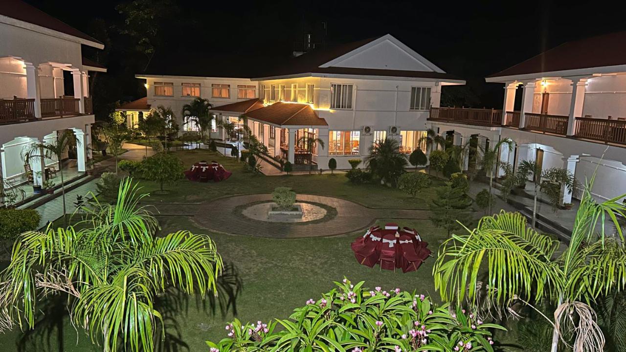 Hotel Earth Light Sauraha 치트완 외부 사진